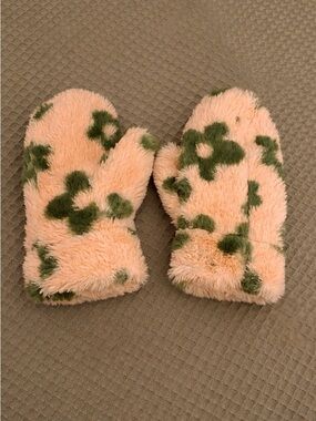 Urban Outfitters fuzzy mittens (one size)